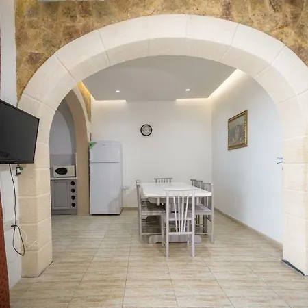 Ta' Rozarja Holiday With Private Pool + Views וילה *
